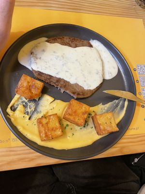 Steak with Gorgonzola cheese  at Docostume in Tomar