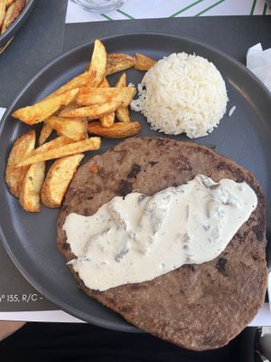 The best Seitan Bife that I ever had. It’s super light and full of flavour. The sauce is a vegetable cream with mushrooms😄 at Docostume in Tomar