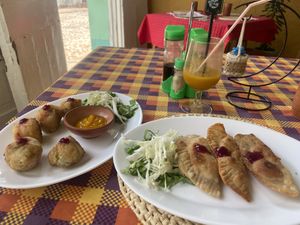 Empanadas de vegetales, croquetas de yuca y jugo de mango  at Restaurante Diverso Trinitario in Trinidad