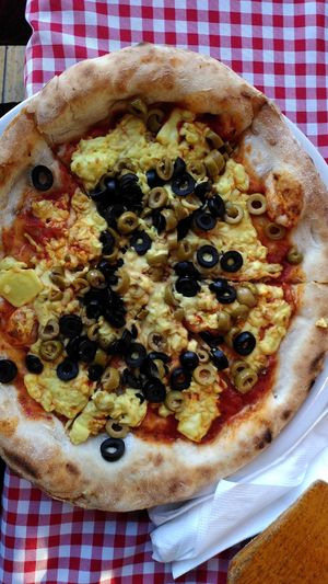 Vegan olive pizza at Mesa Tropera in Puerto Varas