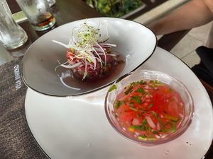 Ceviche watermeloen, wordt geserveerd met bananenchips   at Claudio's Grill in Drake Bay