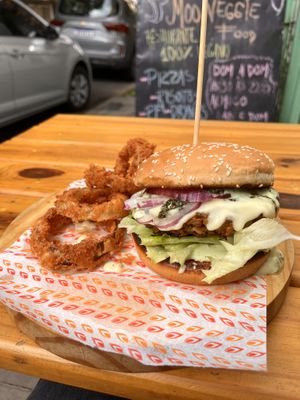 Guzerá Europeia com onion ringss  at Moo Veggie Food in Porto Alegre