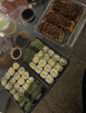 2xMenü 10 Sushi mit Avocado, eingelegtem Rettich, Spargel und frittiert mit Rettich,Tofu, Gurke- keine Änderungen möglich   at QQ-Sushi Lounge in Heilbronn