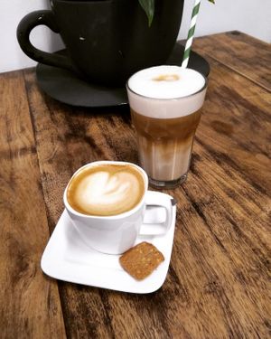 Oat cappuccino and latte macchiato at KLOFFIE in Tilburg