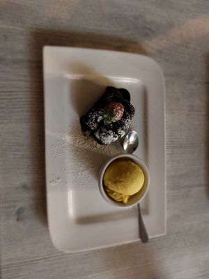 Vegan brownie with mango ice cream at Pepperone Pizza y Pasta in Gran Canaria