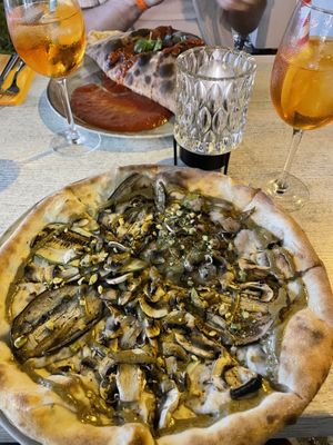 Bianca vegana y calzone vegano  at Pepperone Pizza y Pasta in Gran Canaria