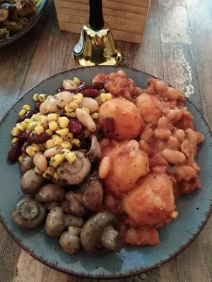 vegan: white beans and potatoes in tomato sauce as the warm food option that changes each day (tasted meaty and incredible like one od my childhood dishes, it is no regular tomato  at Ivi's Veggie & Coffee Dreams in Bamberg