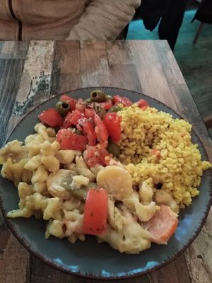 Spätzle (vegetarian, one of the warm food options that change each day) bulghur salad (vegan), tomato and olive salad (vegan)  #Veganuary at Ivi's Veggie & Coffee Dreams in Bamberg