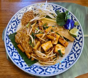 Pad thai with tofu at ros'niyom in Bangkok