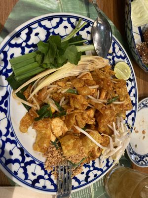 Pad Thai with wonton and tofuu  at ros'niyom in Bangkok
