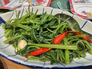   at ros'niyom in Bangkok