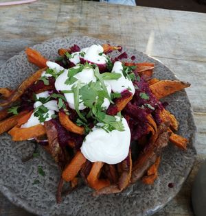 boniato frito con remolacha y alioli at Honest Greens - Caleido in Madrid