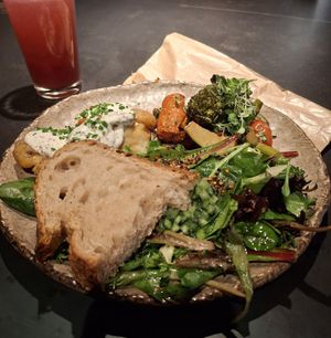 Veggie plate at Honest Greens - Caleido in Madrid