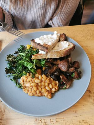 THE REMEDY – BIG BREAKFAST

miso mushroms, house beans, chickpea scramble, kale and haxby sourdough at Remedy Coffee Shop in York