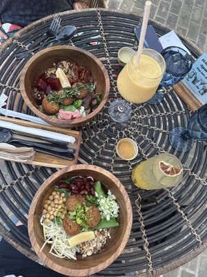 Individual salat bowls with falafel   at Hayahay Cafe in El Nido