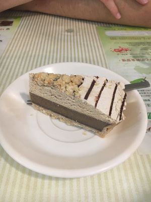 (Really small) Classic Loving Hut Cake at Loving Hut 愛家 - QingZhong St in Tainan