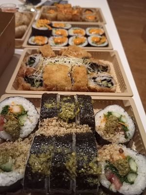 Sunrise sumo maki and fried fresh and sweet maki at Maki Maki in Brussels