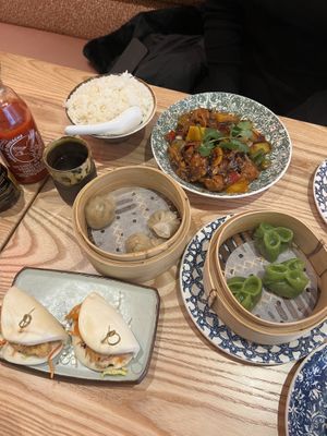 Chick’n bao buns, spicy veg dim sum, spinach dim sum, and black bean chick’n! All delicious  at Dim T in Loughton