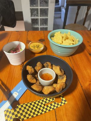 Fried mushroom and nachos   at Hippotetico in Porto