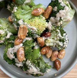 Insalata di broccoli arachidi e tahina  at Fola in Milan