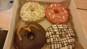 Pistachio white choco / ginger peanut / orange chocolate / double chocolate and pecans at VegAmazing Doughnuts - Tirso de Molina in Madrid