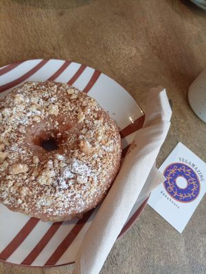 Canela con compota de manzana at VegAmazing Doughnuts - Tirso de Molina in Madrid