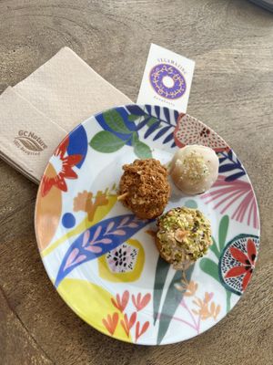 If I remember correctly :).                                  Mojito + Dulce de Leche + Pistachio & Chocolate Blanco   at VegAmazing Doughnuts - Tirso de Molina in Madrid