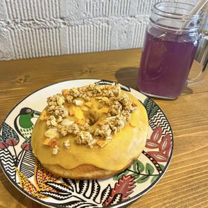 Mango filled with yogurt + lavender lemonade  at VegAmazing Doughnuts - Tirso de Molina in Madrid
