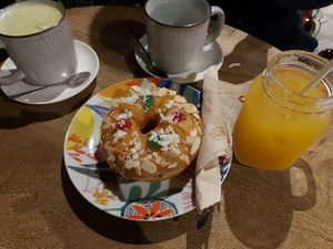 Roscon, matcha, te y limonada de mango 15€ at VegAmazing Doughnuts - Tirso de Molina in Madrid