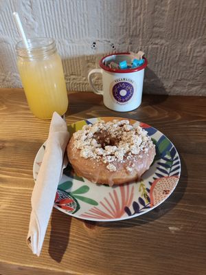 Doughnuts de canela, crema de nata y manzana caramelizada, y limonada con mango at VegAmazing Doughnuts - Tirso de Molina in Madrid
