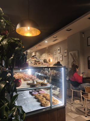Hermoso ambiente at VegAmazing Doughnuts - Tirso de Molina in Madrid