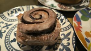 Rollo de canela at VegAmazing Doughnuts - Tirso de Molina in Madrid