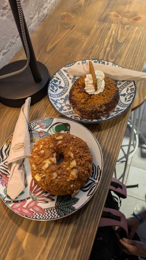 Dulce de leche and Lotus at VegAmazing Doughnuts - Tirso de Molina in Madrid