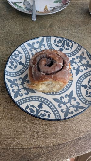 Rollito de canela at VegAmazing Doughnuts - Tirso de Molina in Madrid