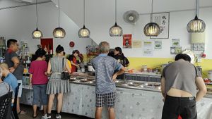 Queuing to make their orders at We Best Vegetarian Food 素非凡餐厅 in Yong Peng