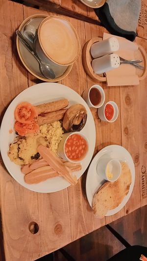 Tomatoes, beans, mushrooms, sausage, bacon, toast and spread, tofu scramble, bubble and squeak, possibly the best vegan breakfast I've had ❤️ at Johnny C's Bar & Bistro in Ilfracombe