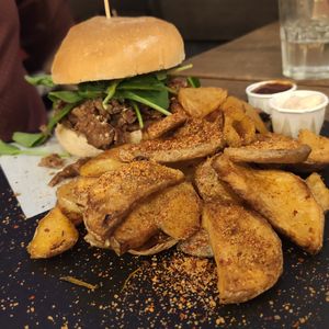 Beef shred burger with spiced potatoes at La Forgia degli Eroi in Milan