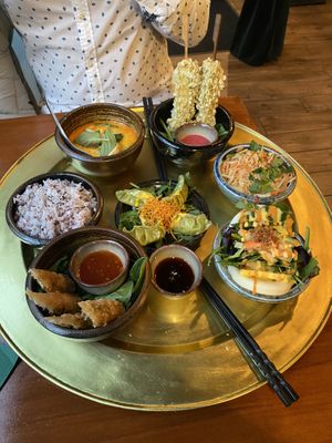 Seidentofu Sticks, rotes Curry, Ban bao, gefüllte Rollen, Papayasalat, dumplings, Jasminreis.  at Greentable in Hamburg