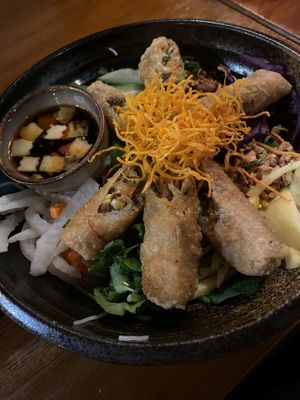 Gericht Bowl 25, Frühlingsrollen auf Salat und Nudeln  at Greentable in Hamburg