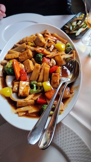 Tofu with Sezchuan Sauce and veggies at Bambus Garden in Hannover