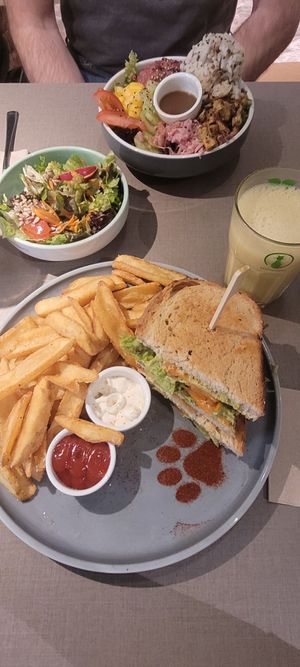 Karotten-Lachs-Sandwich, Rainbow Bowl at Katzentempel - Erlangen in Erlangen