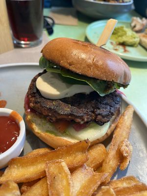 Burger Del Gatto mit Beyond Patty, Miauzzarella, gepickelten Zwiebeln, Babyspinat, Pesto und Guerkamole  at Katzentempel - Erlangen in Erlangen