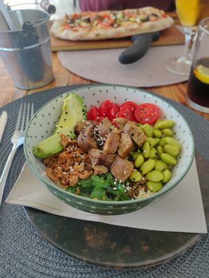 Vegan pokebowl met sietan en vegan pizza at Restaurant Dakar in Vinaros