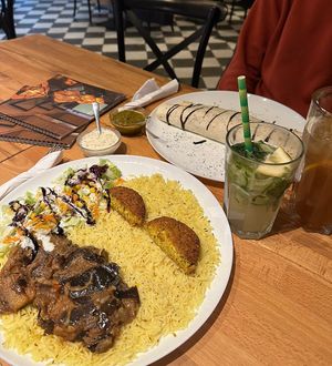 Reis mit Linsencreme und veganen Frikadellen   at Die Waffel in Offenbach