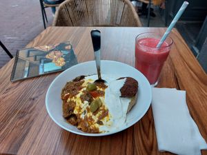 Kumpir with vegan cheese, vegan sour cream, vegan tzatziki and vegan Frikadelle, plus raspberry Mango smoothie at Die Waffel in Offenbach