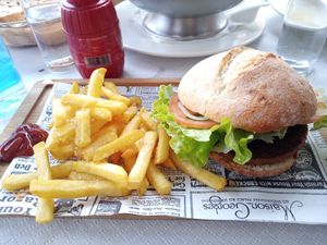 Repetindo hamburguesa vegana 🔥 at Mesón Pizzería A Fuga in Xove