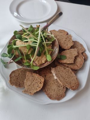 We beginnen met hummus en homemade brood at Café Glass in Toender