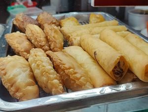 curry puff and fried popiah  at Tong Xin Vegetarian - 同心素食 in North Singapore