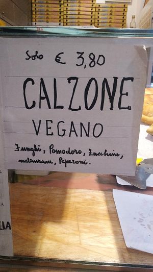 Vegan calzone with mushrooms, tomato, courgettes, aubergines and peppers at Millevoglie 2.0 in Venice
