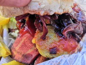 Mix burger at Míleljos Vegan in Alicante